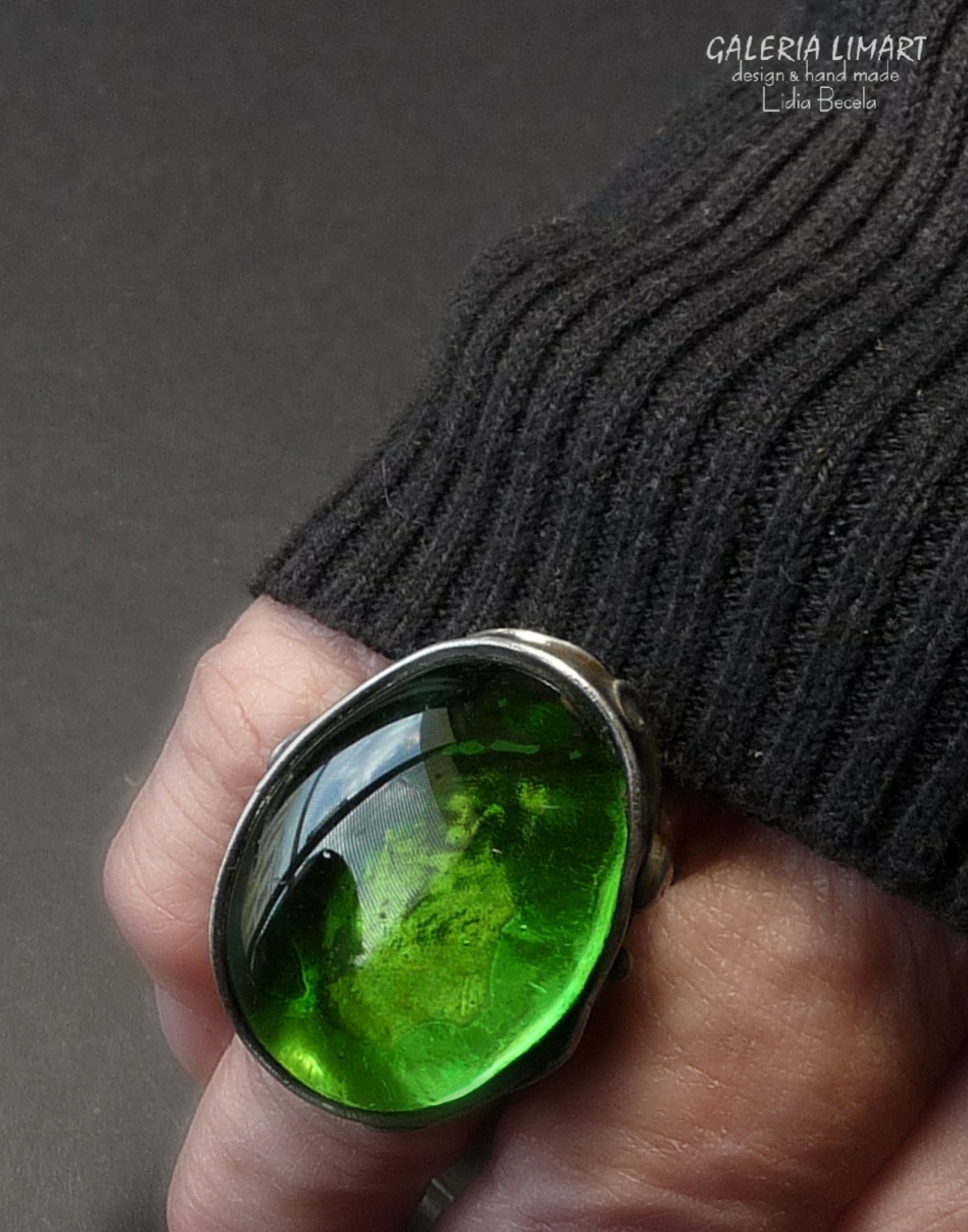 autorski pierścień z ręcznie przetopionego szkła witrażowego (fusing) w obłędnym zielonym kolorze